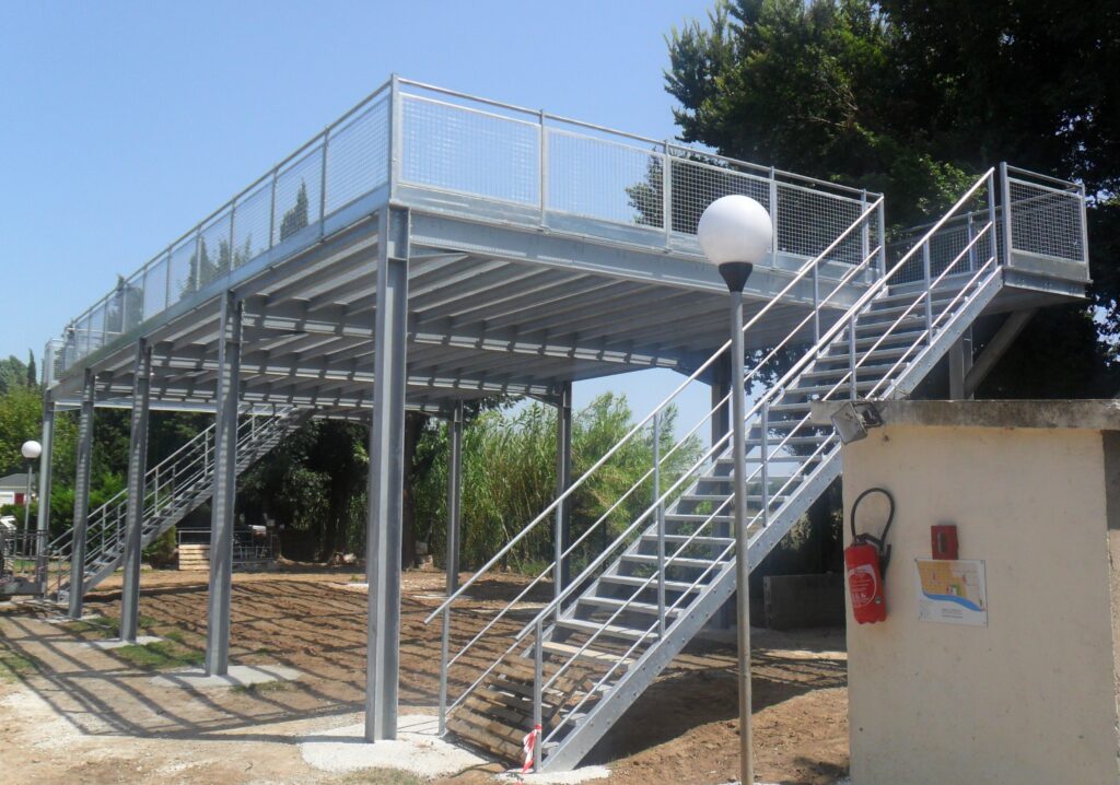 Mezzanine fixée avec massif béton